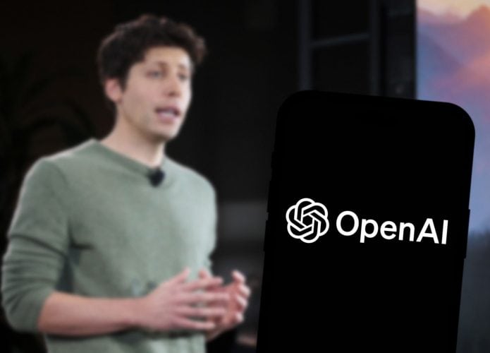 Ao fundo, Sam Altman; à frente, logo da OpenAI na tela de um smartphone