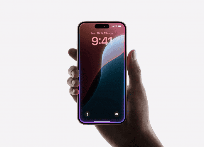 Pessoa segurando iPhone 15 Pro