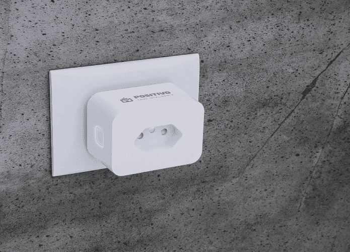 imagem mostra uma tomada ou plug inteligente, conectado a uma central de energia