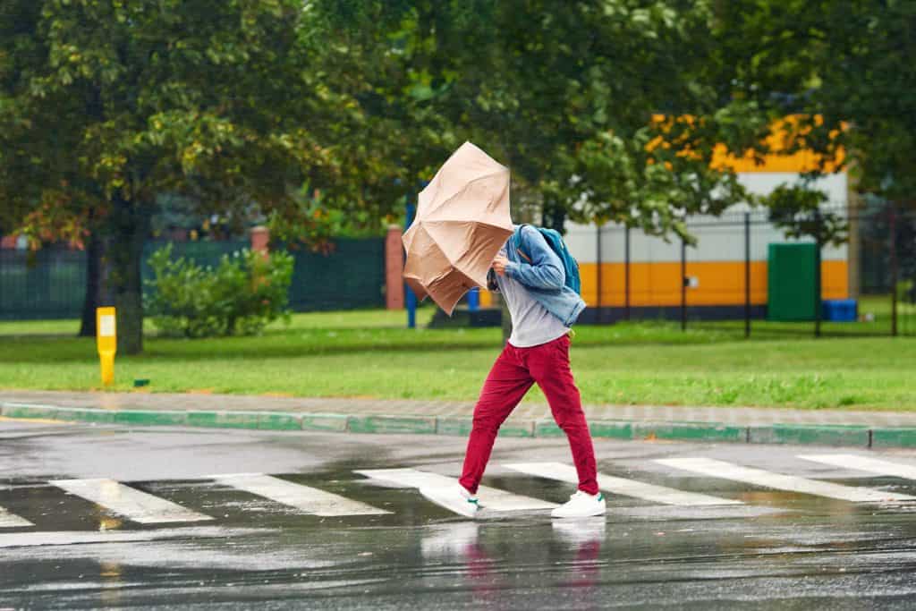 Chuva e vento dificultam a vida do pedestre