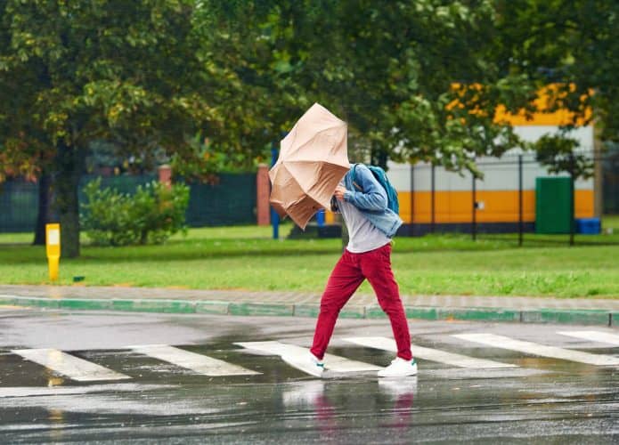 Chuva e vento dificultam a vida do pedestre