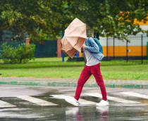 Chuva e vento dificultam a vida do pedestre