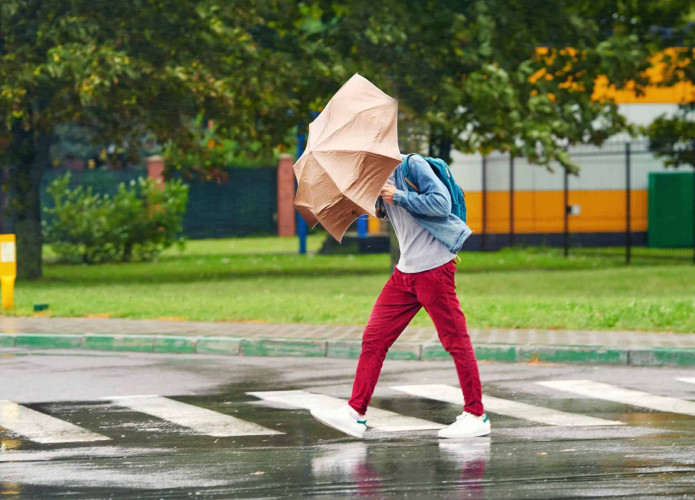 Chuva e vento dificultam a vida do pedestre