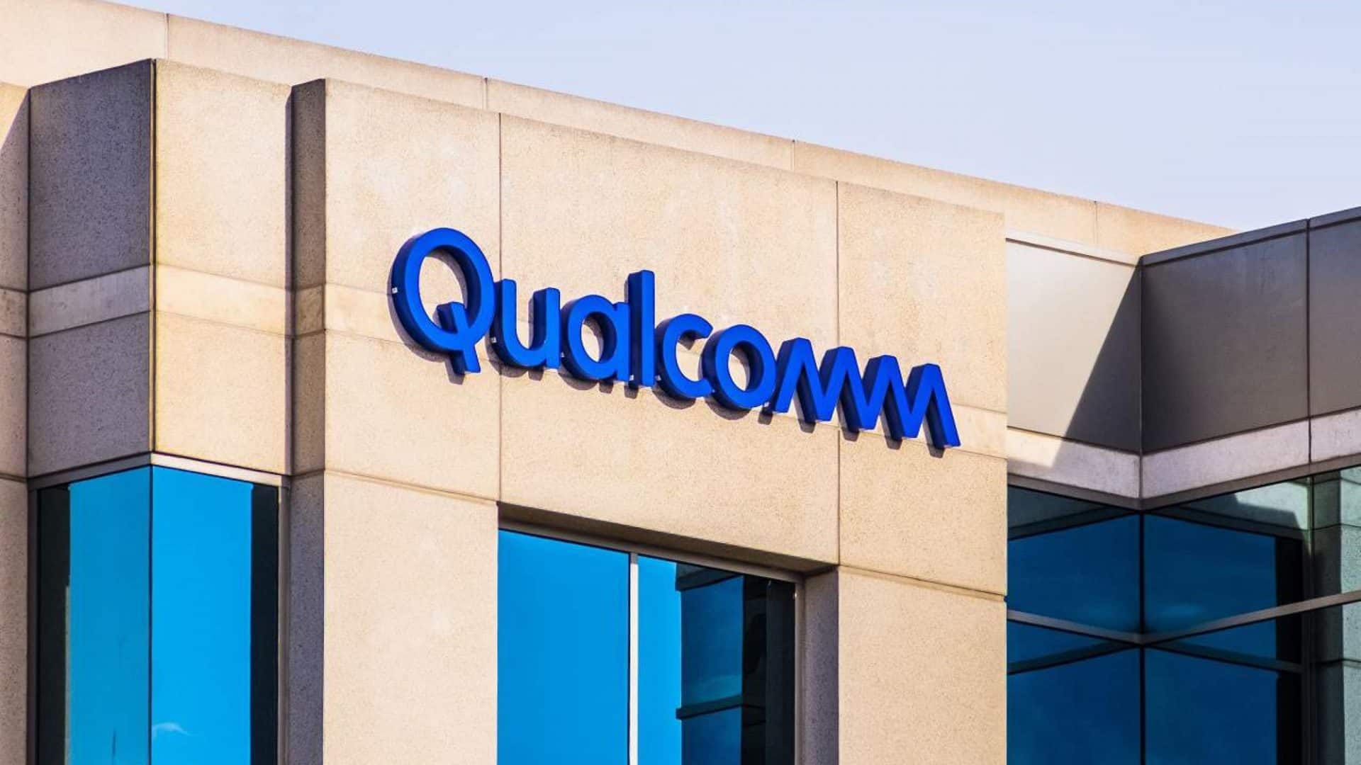 Logo da Qualcomm em fachada