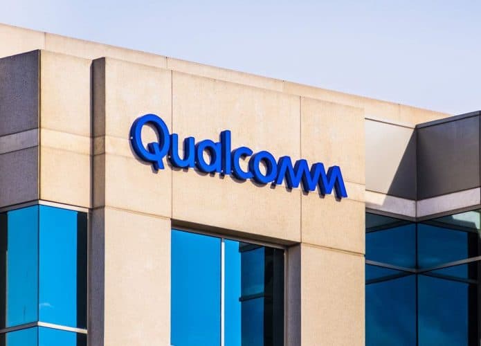 Logo da Qualcomm em fachada