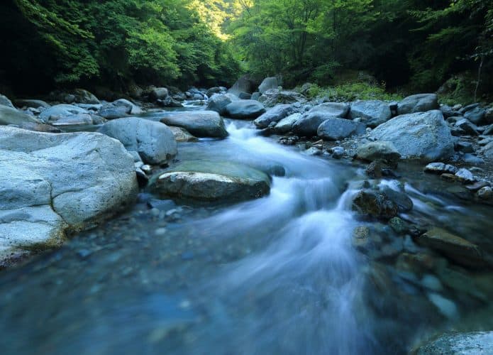 rio-agua-pedra-corrente-natureza-695x500