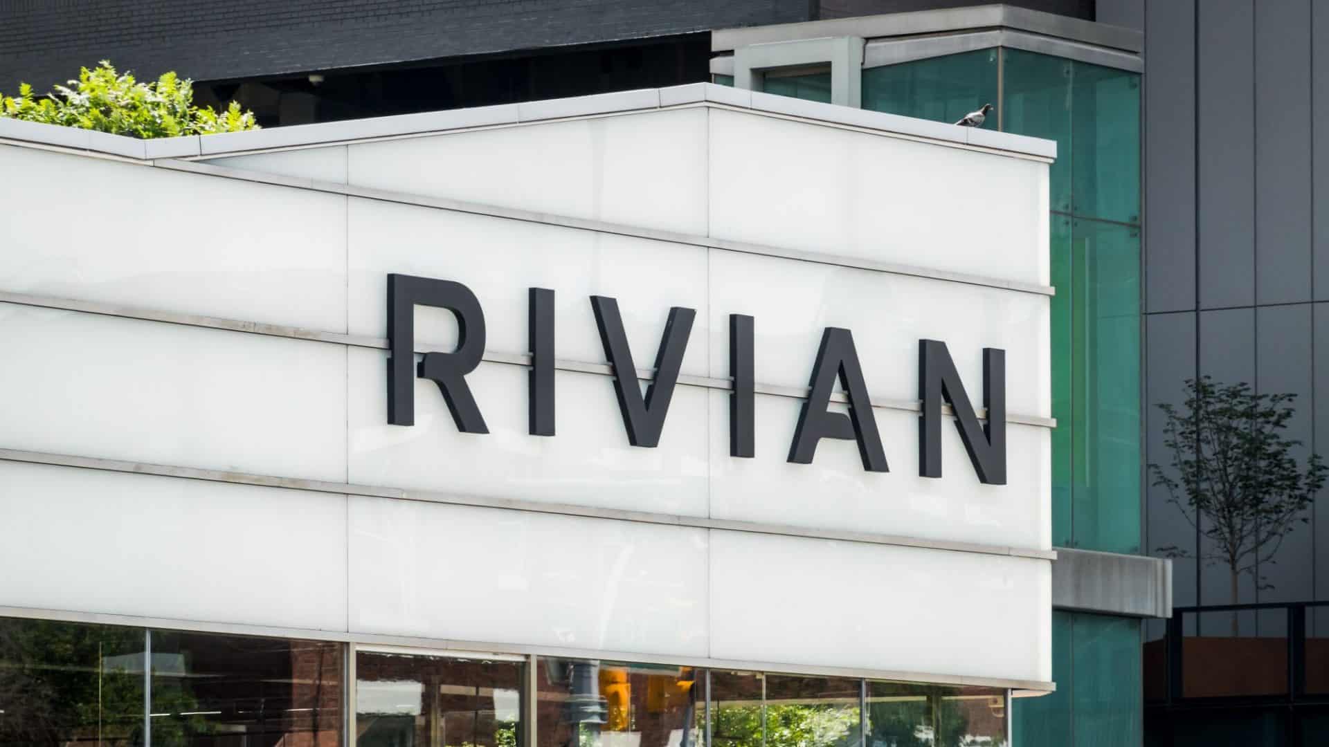 Logo da Rivian em concessionária