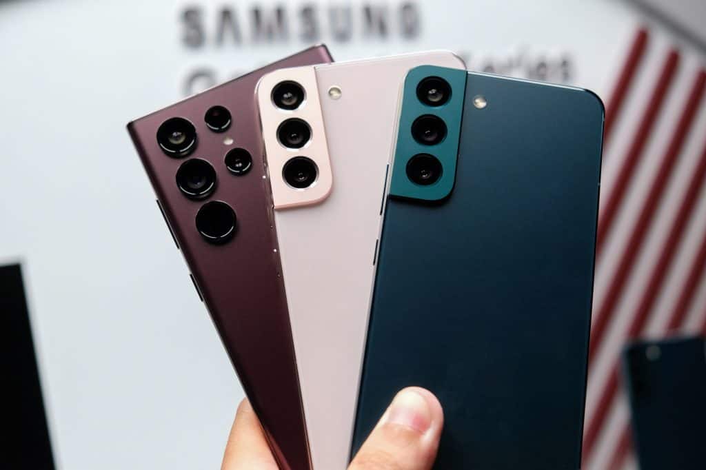 três smartphones da linha Galaxy S22