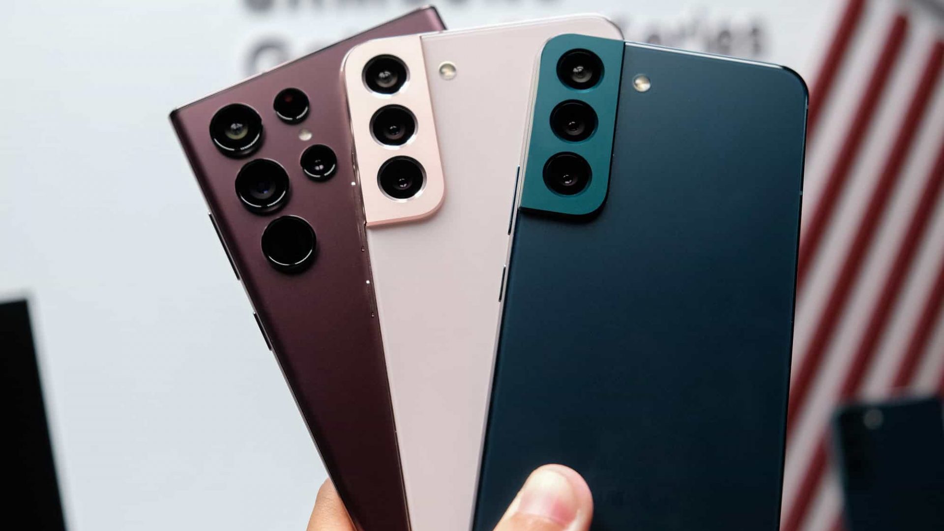 três smartphones da linha Galaxy S22