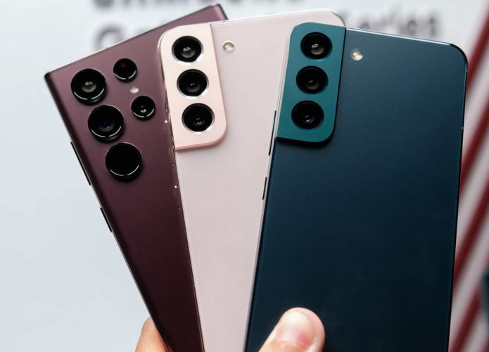 três smartphones da linha Galaxy S22
