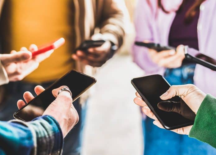 círculo de jovens com o celular na mão