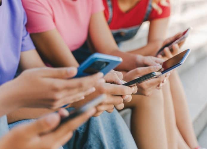 crianças usando o celular