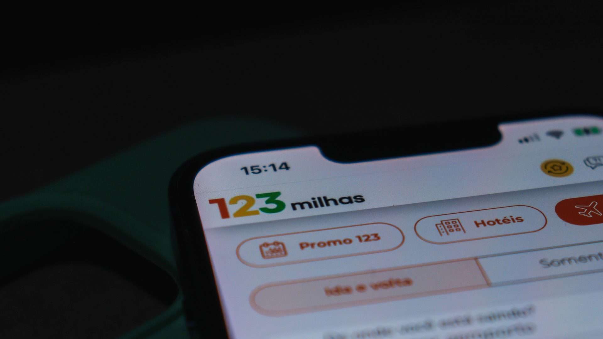 Site da 123milhas em um smartphone
