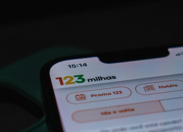 Site da 123milhas em um smartphone