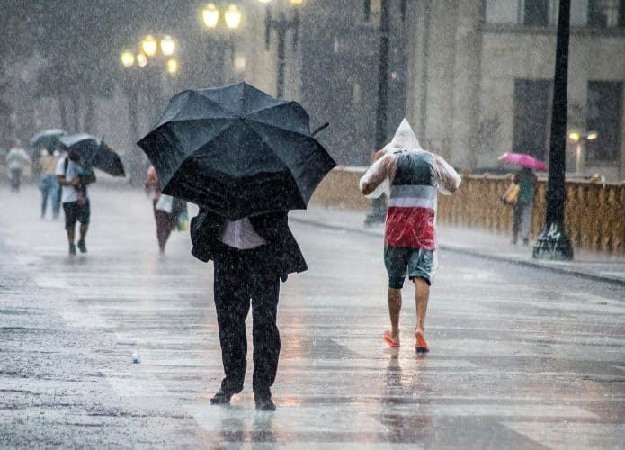 rua pessoas andando na chuva