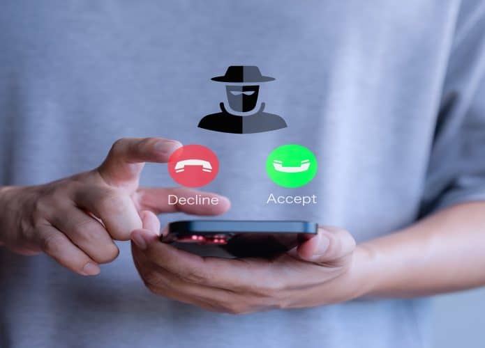 Gangue de call center ou estranho. A ligação veio de um número desconhecido. Pessoa enganadora com uma identidade falsa. Conceito de golpe, fraude com smartphone do criminoso. Cara atendendo a chamada recebida.