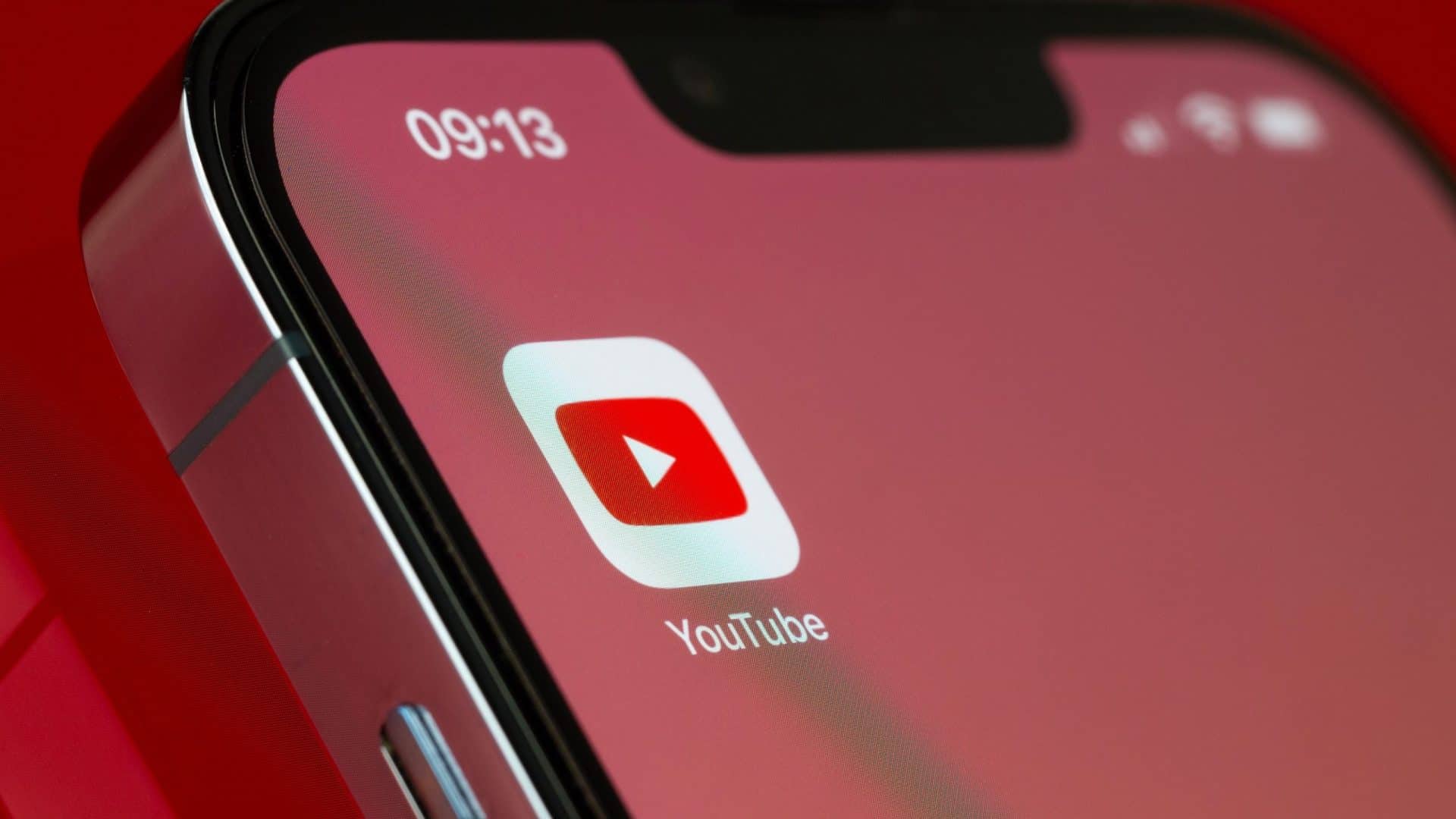 Logo do YouTube em um smartphone