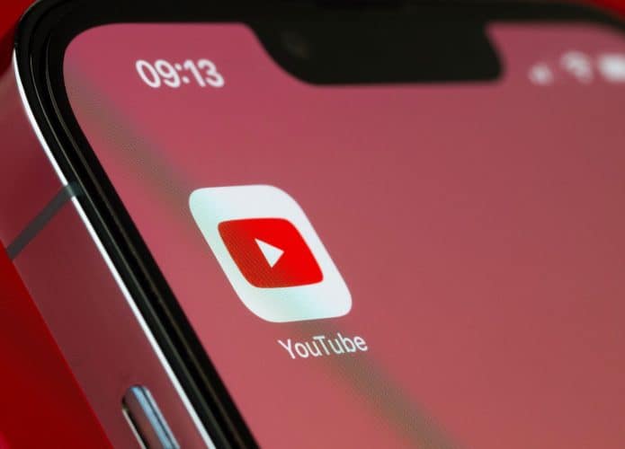 Logo do YouTube em um smartphone