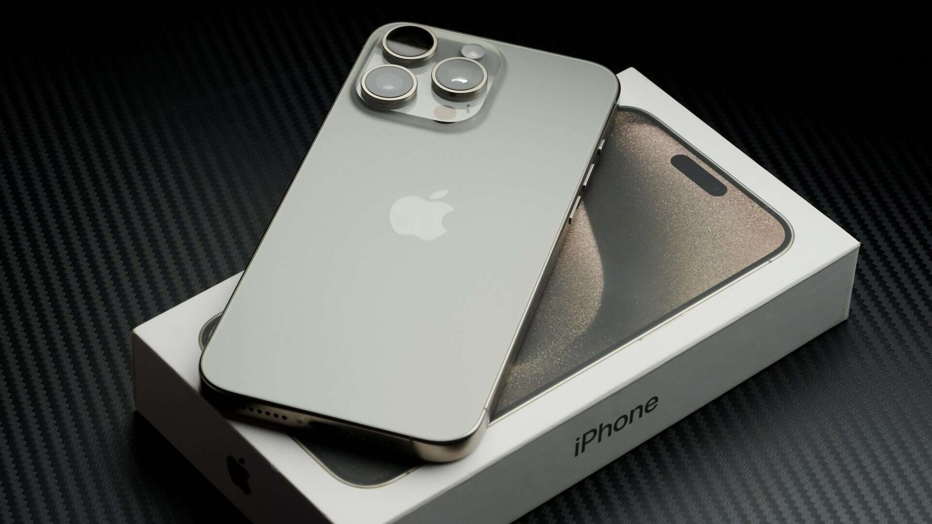 iPhone em cima de sua caixa