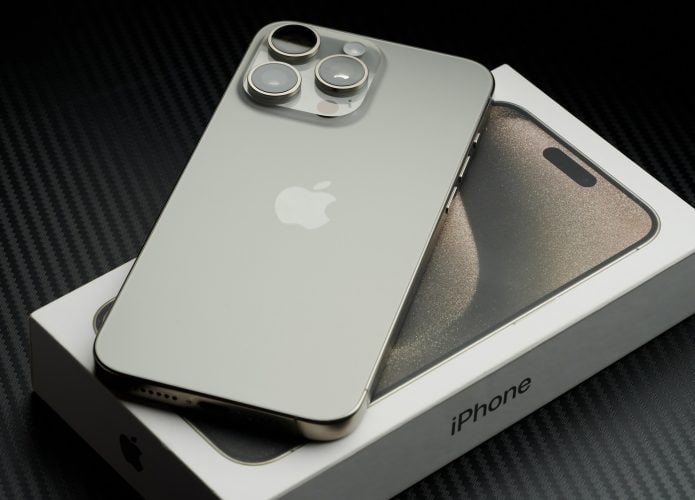 iPhone em cima de sua caixa