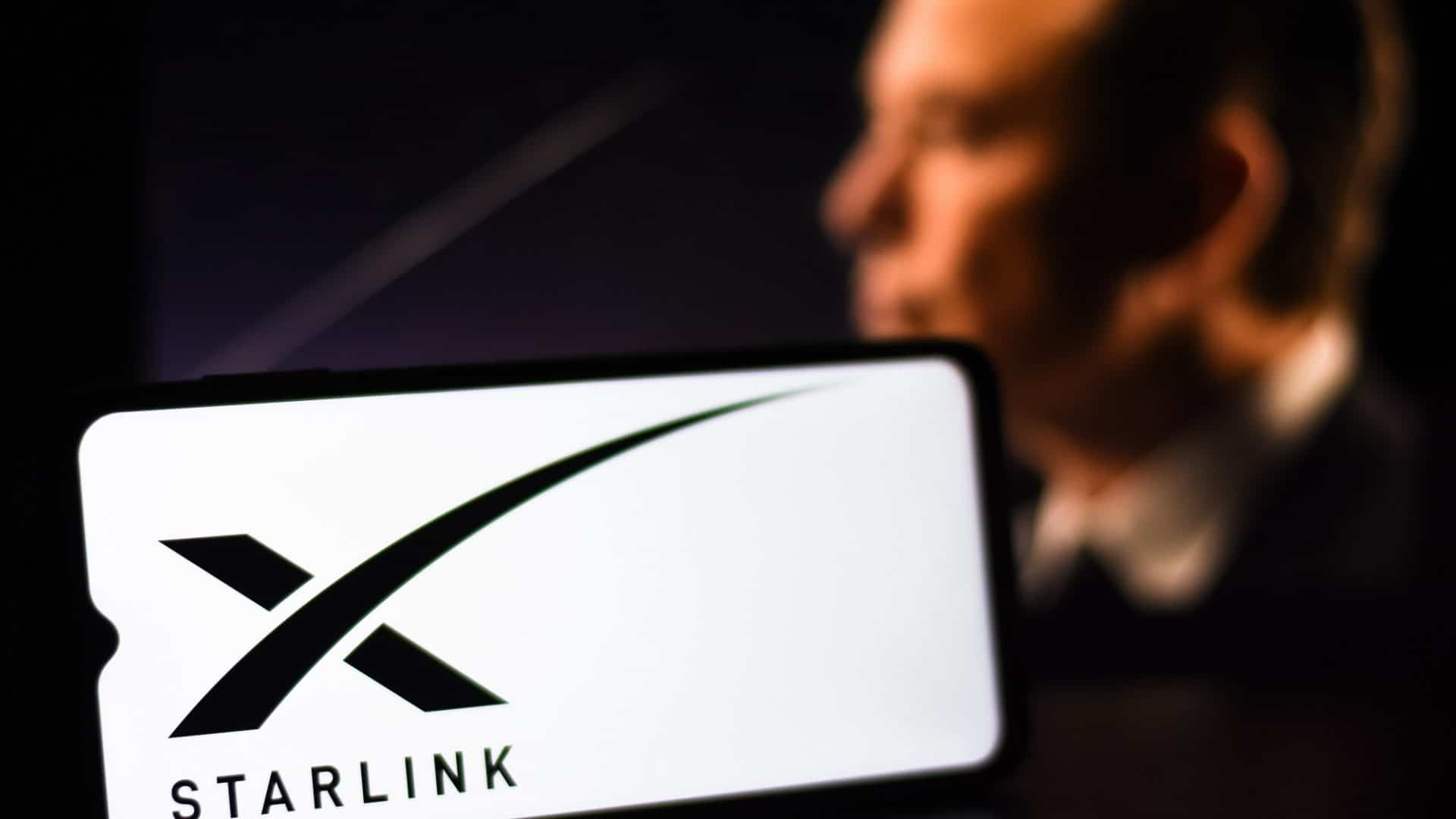 Elon Musk e logo da Starlink