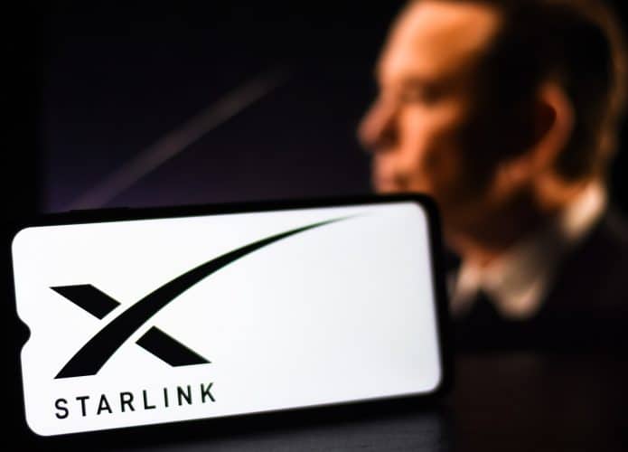 Elon Musk e logo da Starlink