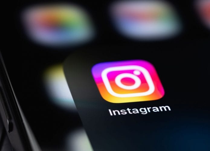 Logo do Instagram em uma tela de smartphone