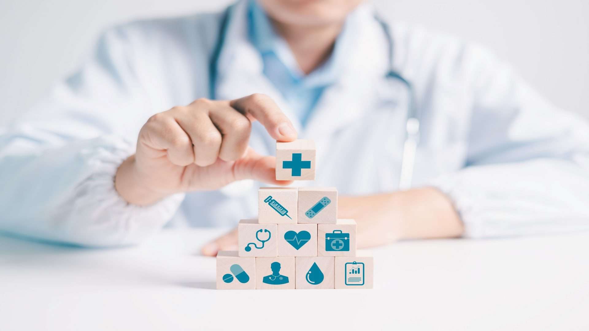 Médico explica o conceito de manejo de doenças e cobertura de seguros a uma pessoa, destacando a importância da medicina e do cuidado dentro do negócio dos serviços hospitalares. doença, medicina, bloqueio, seguro.