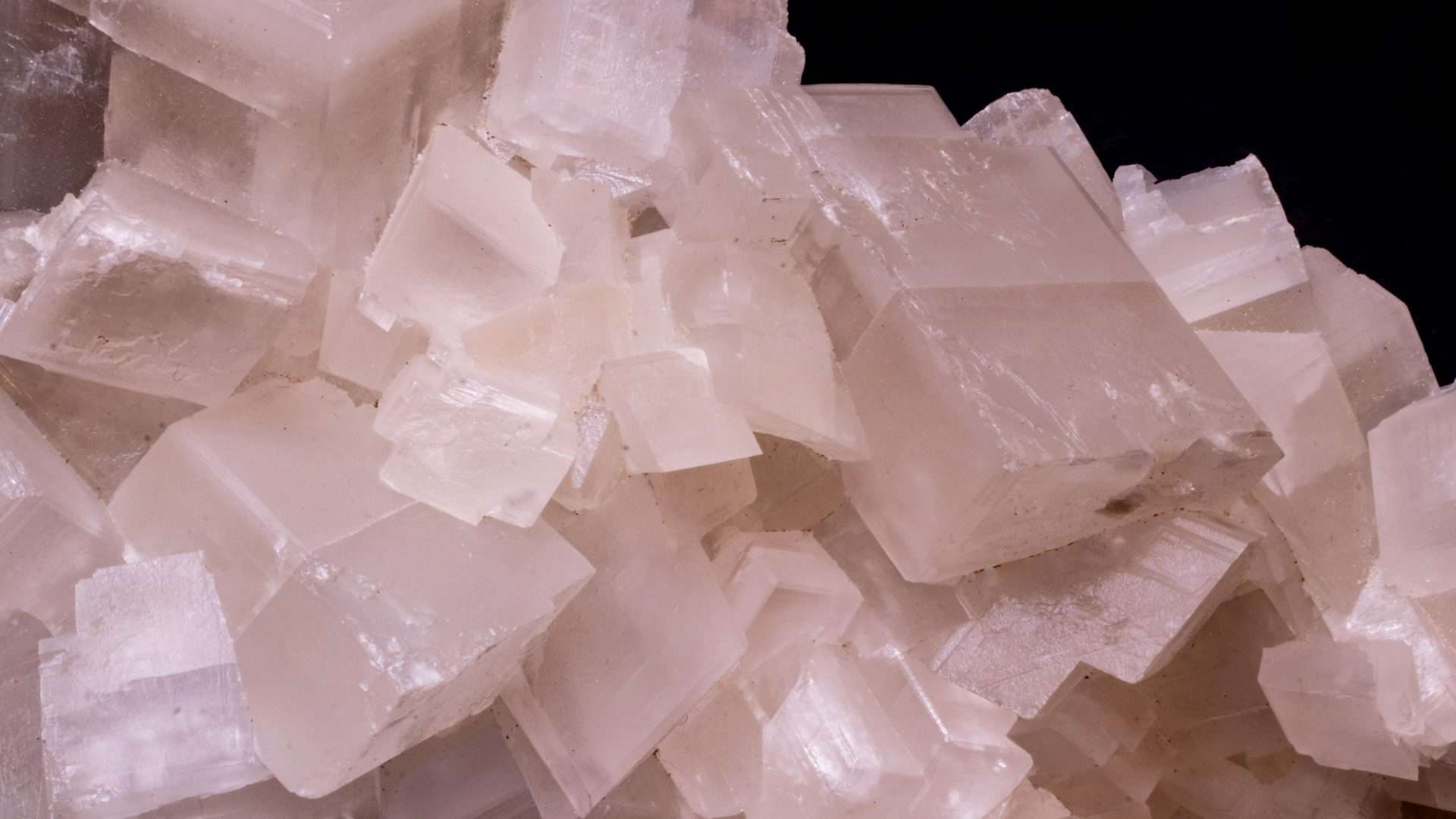 Imagem mostra cristais de calcita rosa