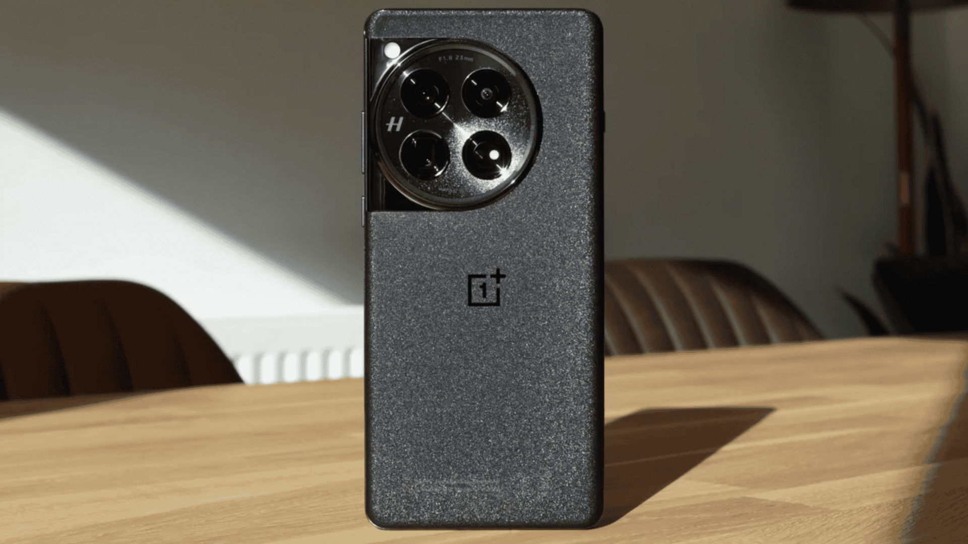 imagem mostra a traseira do celular OnePlus 12 na cor preto
