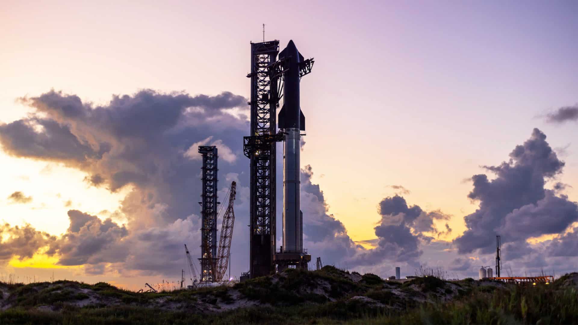 Megafoguete Starship, da SpaceX, na base de lançamento da empresa no sul do Texas