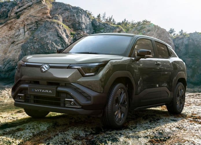 E Vitara, da Suzuki, andando em paisagem off road