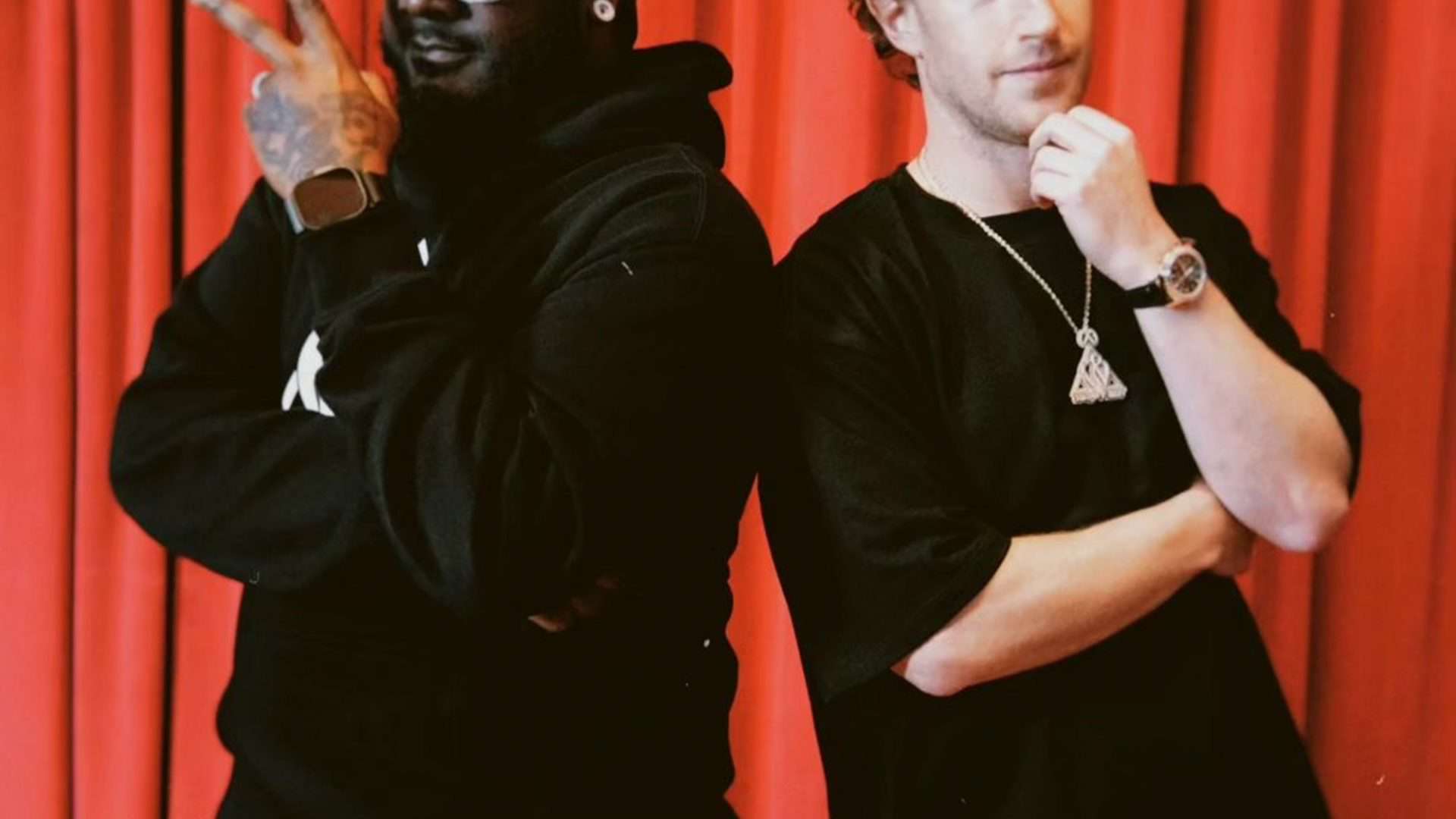 T-Pain e Mark Zuckerberg fazendo pose