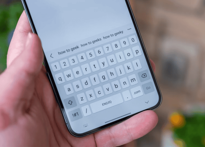 imagem mostra o teclado de um celular android na mão de uma pessoa
