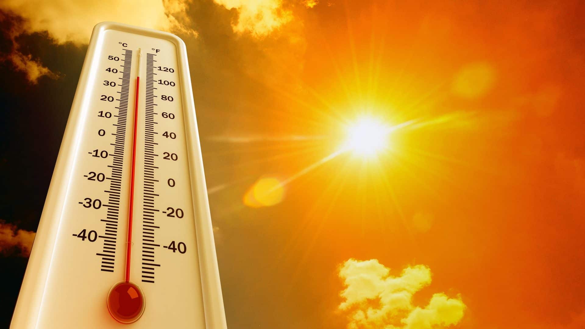 Termômetro em contraste com o Sol quente
