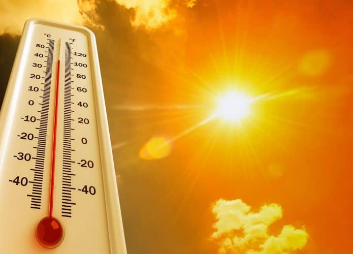 Termômetro em contraste com o Sol quente