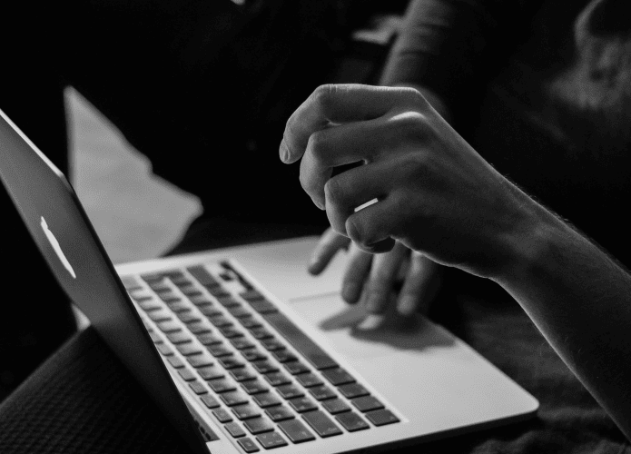 imagem mostra uma pessoa utilizando o touchpad de um notebook