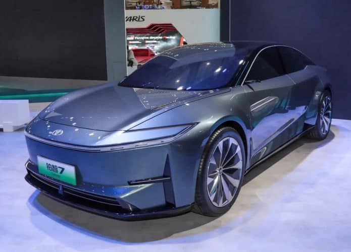 Novo sedã elétrico da Toyota terá tecnologia da BYD