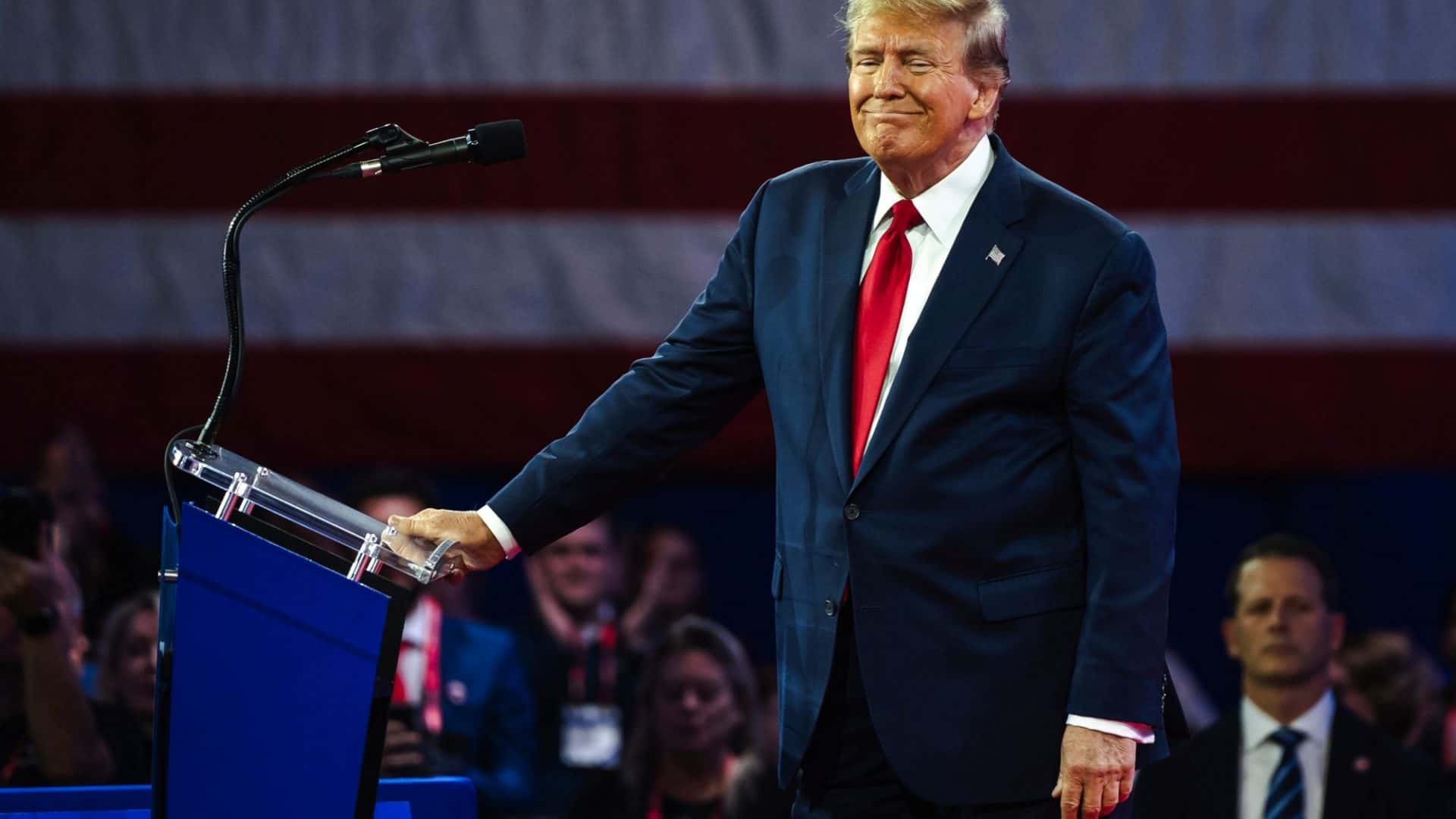 Donald Trump em um púlpito