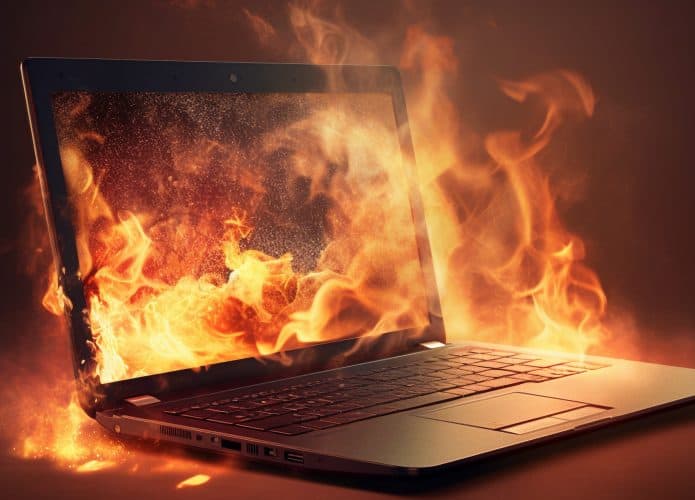 Um notebook pegando fogo