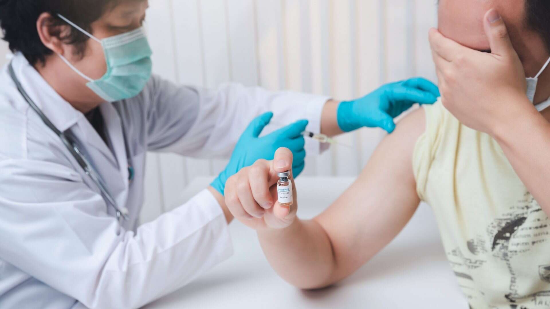 Voluntário participa de experimento científico em laboratório