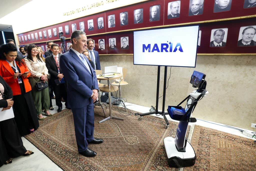 Ministro Luis Roberto Barroso observa a MARIA