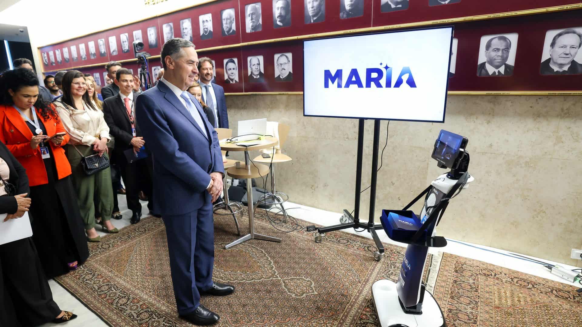 Ministro Luis Roberto Barroso observa a MARIA