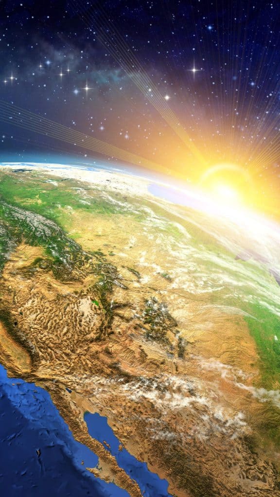 Terra vista do espaço com Sol aparecendo no horizonte