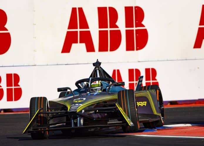 Carro da Fórmula E fazendo a curva