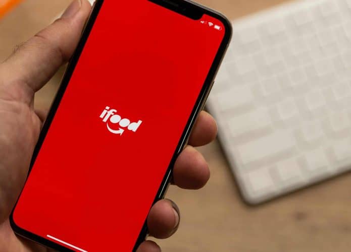 Logo do iFood em um smartphone