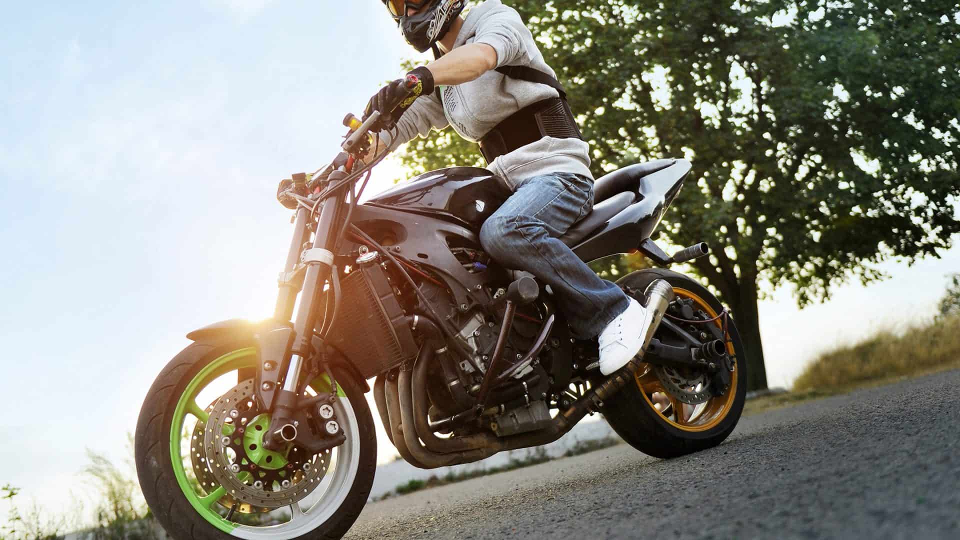 Motoqueiro na moto