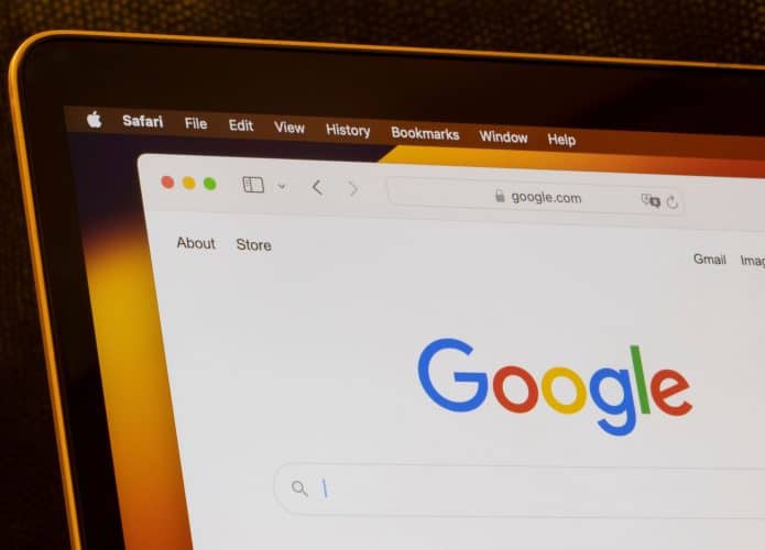 Página inicial da Busca do Google aberta no Safari num MacBook