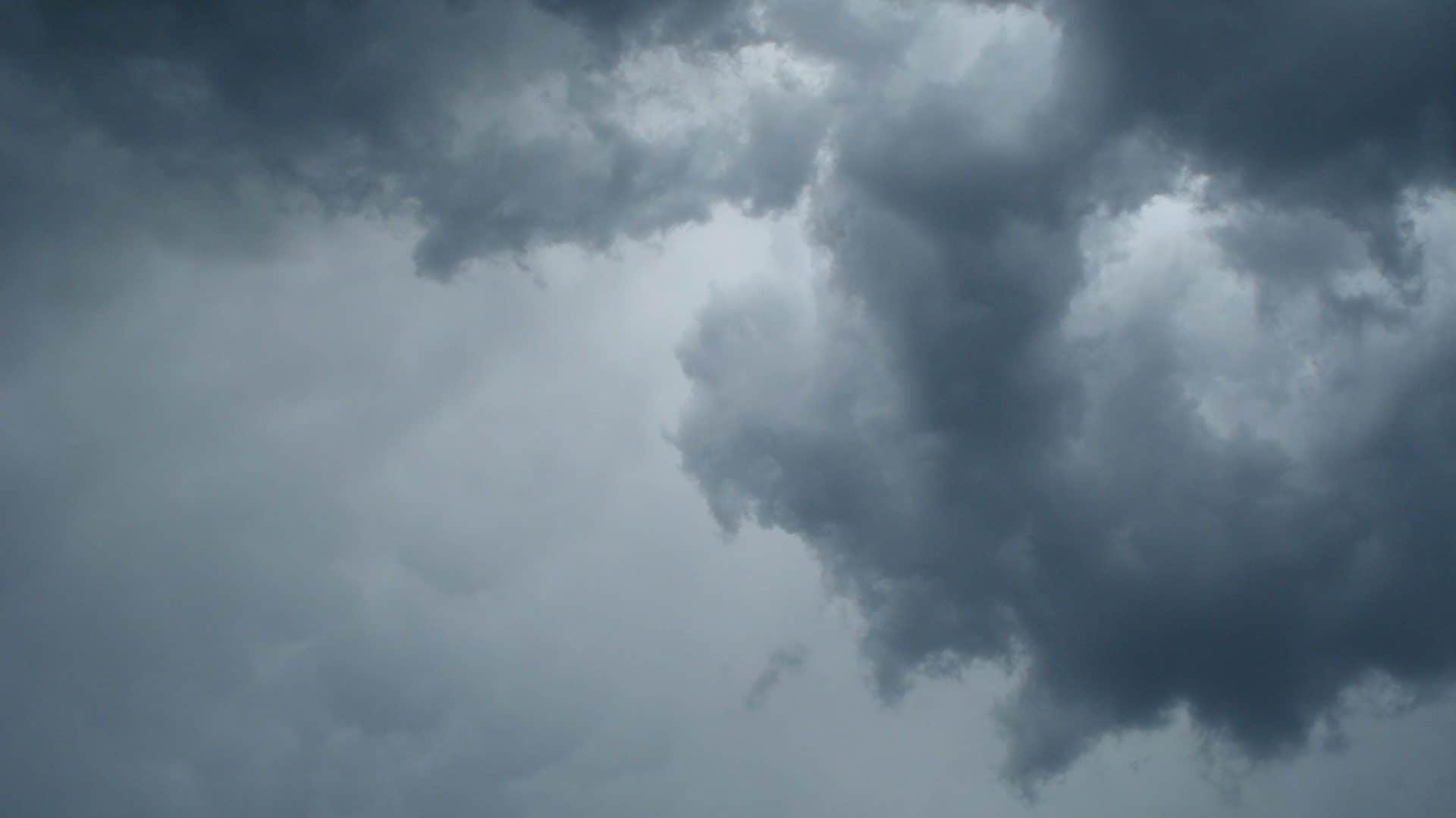Nuvens bem escuras em dia chuvoso