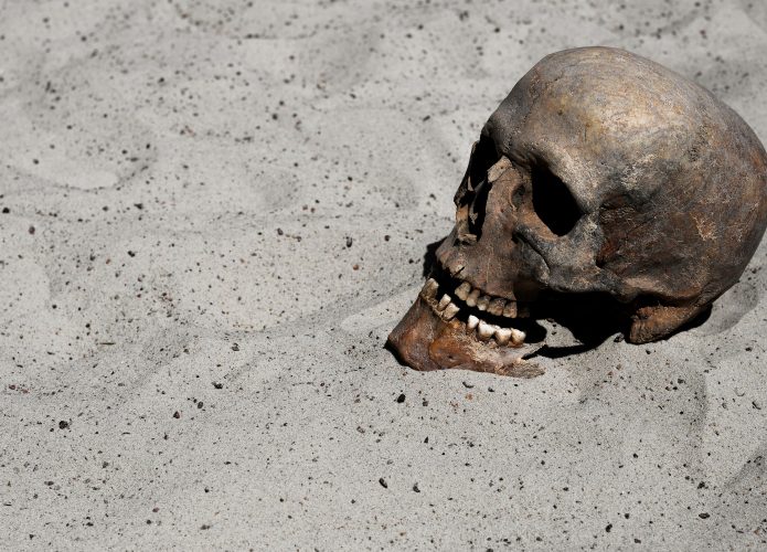 Crânio de uma pessoa na areia